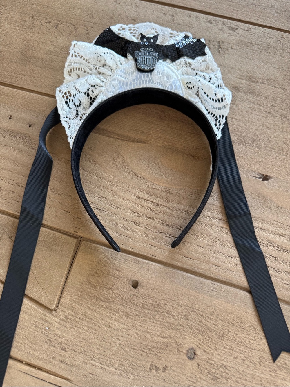 2015 Disneyland Park Disney Haunted Mansion Maid headband pet/smoke free no tags